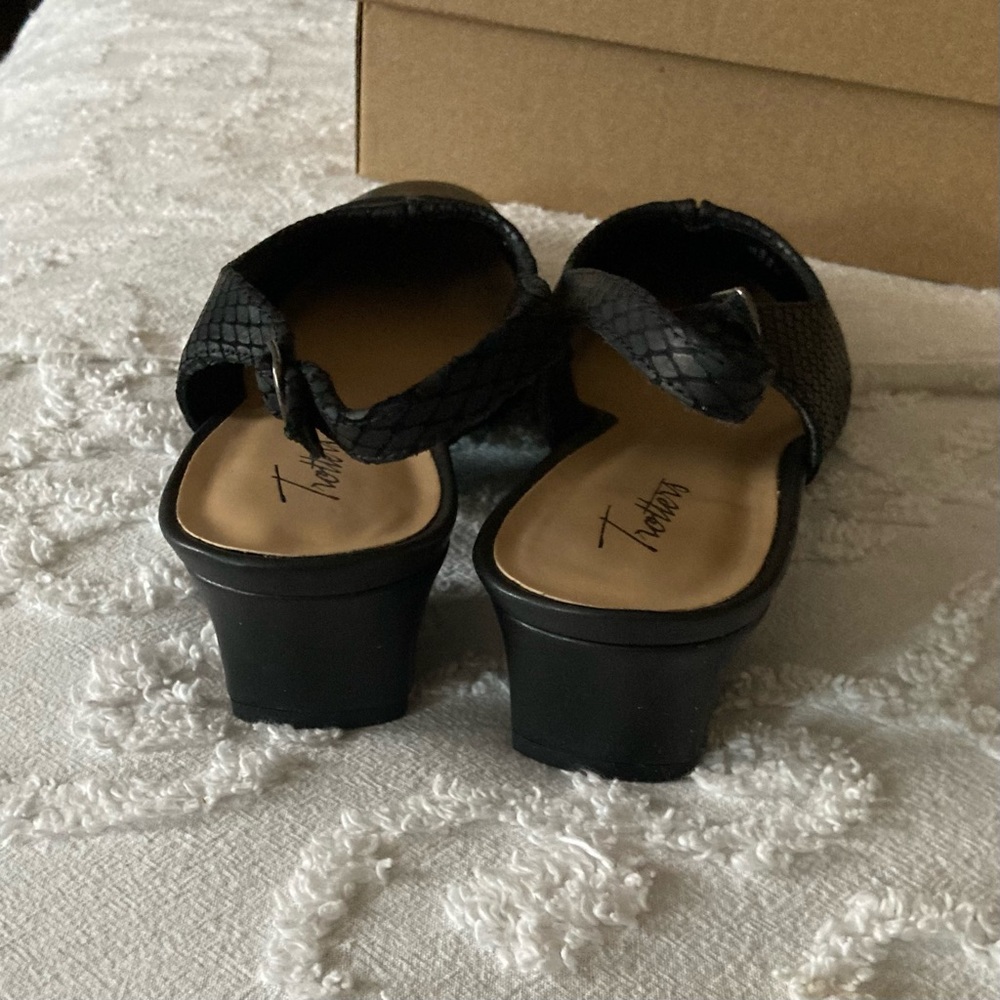 Trotters Sling-back pumps - Picture 5 of 8